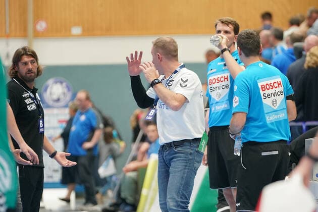 GER, 1 HBL men, Bergischer HC vs TSV GWD Minden 06 10 2019, Klingenhalle, Solingen, GER, 1 HBL men, Bergischer HC vs TSV GWD Minden, in picture shows Frank Carstens head coach Headcoach Minden, is upset about a referees decision nordphotox xMeuter nph00351