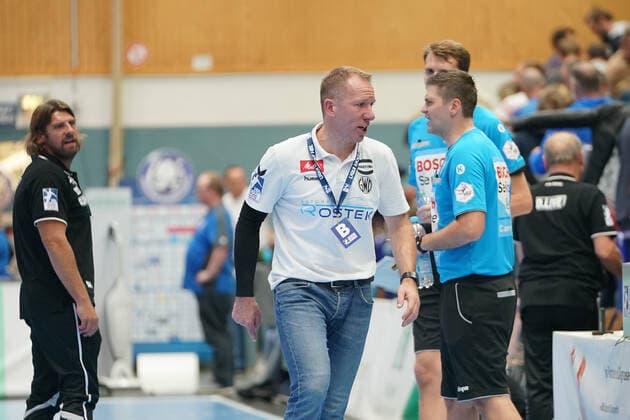 GER, 1 HBL men, Bergischer HC vs TSV GWD Minden 06 10 2019, Klingenhalle, Solingen, GER, 1 HBL men, Bergischer HC vs TSV GWD Minden, in picture shows Frank Carstens head coach Headcoach Minden, is upset about a referees decision nordphotox xMeuter nph00351
