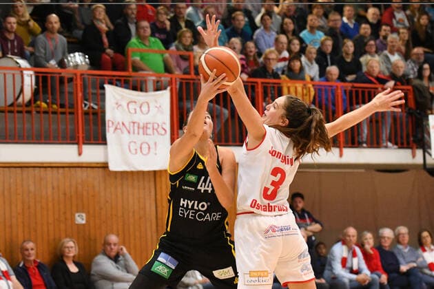 GER, DBBL, GiroLive Panthers Osnabrueck vs inexio Royals Saarlouis 06 10 2019, Panthers Dome, Osnabrück, GER, DBBL, GiroLive Panthers Osnabrueck vs inexio Royals Saarlouis in picture Kimberly Pohlmann inexio Royals Saarlouis 44 Rowie Jongeling GiroLive Panthers Osnabrück 3 nordphotox xPaetzel nph00403