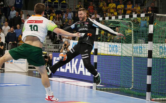 Handball, 1 Bundesliga Rhein Neckar Löwen HSG Wetzlar, 8 matchday on 06 10 2019, season 2019 20, ZmdZ, Lars Weissgerber 19, HSG Wetzlar fails Andreas Palicka 12, goalkeeper, Rhein Neckar Löwen , Rhein Neckar Löwen HSG Wetzlar