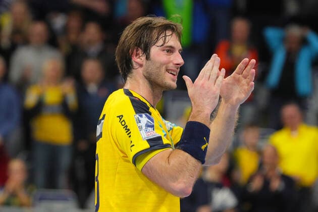 Handball Bundesliga Rhein Neckar Loewen vs HSG Wetzlar Mannheim, Germany 06 October 2019 8 Matchday of Liqui Moly Handball Bundesliga Uwe Gensheimer Loewen thanks fans, action single picture gesture gesticulated laughing laughing smiling good mood grinning grinning