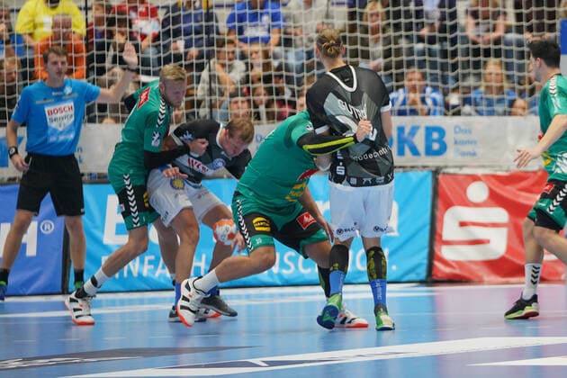 GER, 1 HBL men, Bergischer HC vs TSV GWD Minden 06 10 2019, Klingenhalle, Solingen, GER, 1 HBL men, Bergischer HC vs TSV GWD Minden, in picture shows Fabian Gutbrod BHC 22 , in duel against MILJAN PUSICA Minden 20 , nordphotox xMeuter nph00351
