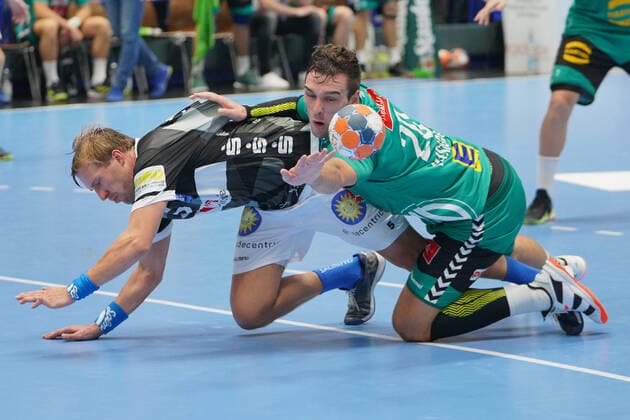 GER, 1 HBL men, Bergischer HC vs TSV GWD Minden 06 10 2019, Klingenhalle, Solingen, GER, 1 HBL men, Bergischer HC vs TSV GWD Minden, in picture shows MILJAN PUSICA Minden 20 , in duel against Max Darj BHC 5 , nordphotox xMeuter nph00351