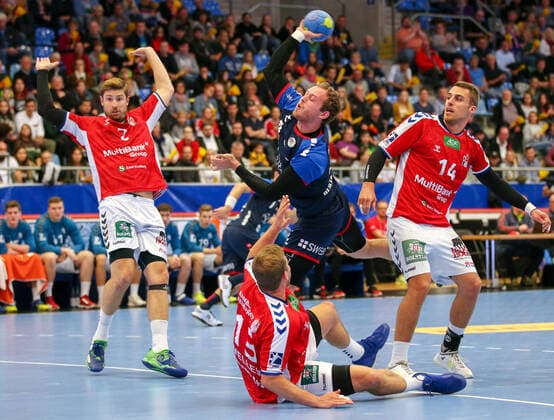 06 10 2019, Germany, Bietigheim, Handball 2 Bundesliga Men Season 2019 2020 SG BBM Bietigheim vs HSV Hamburg mitte v l Niklas Weller HSV , Patrick Rentschler BBM
