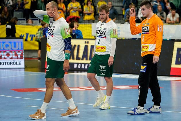 v li Joao Ferraz HSG, 9 , Alexander Feld HSG, 2 , Anadin Suljakovic Goalkeeper, HSG, 12 , disappointed about defeat, disappointment after final whistle, highlight, loser, lost, frustration, disappointed, pessimistic, player of HSG Wetzlar, 06 10 2019, Mannheim, Handball, Bundesliga, Rhein Neckar Löwen HSG Wetzlar xozx