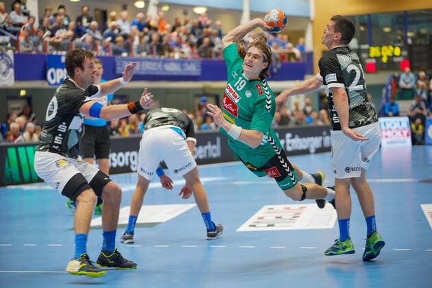 GER, 1 HBL men, Bergischer HC vs. TSV GWD Minden 06 10 2019, Klingenhalle, Solingen, GER, 1 HBL men, Bergischer HC vs. TSV GWD Minden, in picture shows Juri Knorr Minden 19 , with one goal throw nordphotox xMeuter nph00351