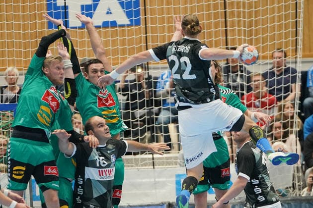 GER, 1 HBL men, Bergischer HC vs TSV GWD Minden 06 10 2019, Klingenhalle, Solingen, GER, 1 HBL men, Bergischer HC vs TSV GWD Minden, in picture shows Fabian Gutbrod BHC 22 , with a litter on s goal nordphotox xMeuter nph00351