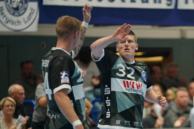 GER, 1 HBL men, Bergischer HC vs TSV GWD Minden 06 10 2019, Klingenhalle, Solingen, GER, 1 HBL men, Bergischer HC vs TSV GWD Minden, in picture shows Jeffrey Boomhouwer BHC 32 , claps with Linus Arnesson BHC 24 , nordphotox xMeuter nph00351