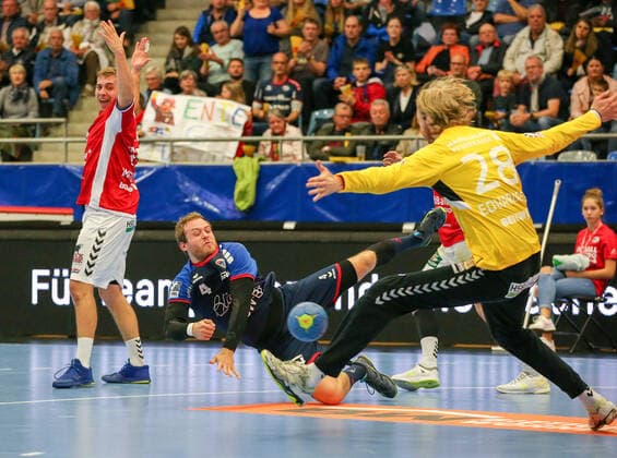 06 10 2019, Germany, Bietigheim, Handball 2 Bundesliga Men Season 2019 2020 SG BBM Bietigheim vs HSV Hamburg v l Patrick Rentschler BBM , Aron Rafn Edvardsson HSV