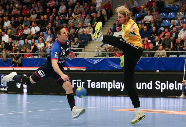 06 10 2019, Germany, Bietigheim, Handball 2 Bundesliga Men Season 2019 2020 SG BBM Bietigheim vs HSV Hamburg v l Martin Marcec BBM , Aron Rafn Edvardsson HSV