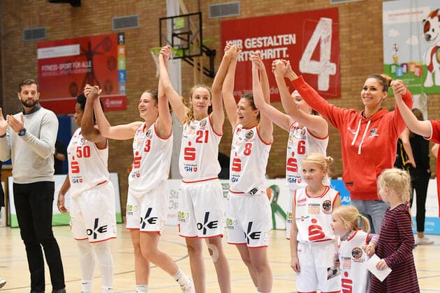 GER, DBBL, GiroLive Panthers Osnabrueck vs. inexio Royals Saarlouis 06 10 2019, Panthers Dome, Osnabrück, GER, DBBL, GiroLive Panthers Osnabrueck vs. inexio Royals Saarlouis in the picture final cheers final cheers emotion joy of the team of GiroLive Panthers Osnabrueck nordphotox xPaetzel nph00403