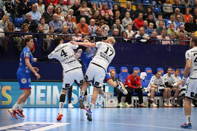 Andreas Cederholm TBV Lemgo Lippe 34 against Domagoj Duvnjak THW Kiel 4 left and Patrick Wiencek THW Kiel 17 right GER, Handball, 1 Bundesliga, TBV Lemgo Lippe against THW Kiel, 06 10 2019 Lemgo Copyright: xEIBNER JanxStrohdiekx EP_JSK