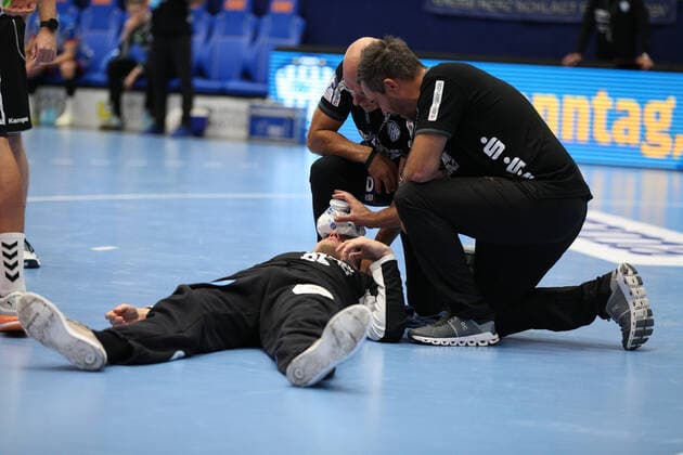 Peter Johannesson TBV Lemgo Lippe 25 is treated after a head hit GER, Handball, 1 Bundesliga, TBV Lemgo Lippe against THW Kiel, 06 10 2019 Lemgo Copyright: xEIBNER JanxStrohdiekx EP_JSK