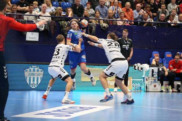 Andreas Cederholm TBV Lemgo Lippe 34 against Rune Dahmke THW Kiel 23 left and Pavel Horak THW Kiel 28 right GER, Handball, 1 Bundesliga, TBV Lemgo Lippe against THW Kiel, 06 10 2019 Lemgo Copyright: xEIBNER JanxStrohdiekx EP_JSK