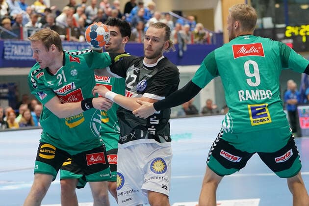 GER, 1 HBL Men, Bergischer HC vs TSV GWD Minden 06 10 2019, Klingenhalle, Solingen, GER, 1 HBL Men, Bergischer HC vs TSV GWD Minden, in picture shows Fabian Gutbrod BHC 22 , in duel against CHRISTOFFER RAMBO Minden 9 , MAGNUS GULLERUD Minden 21 , nordphotox xMeuter nph00351