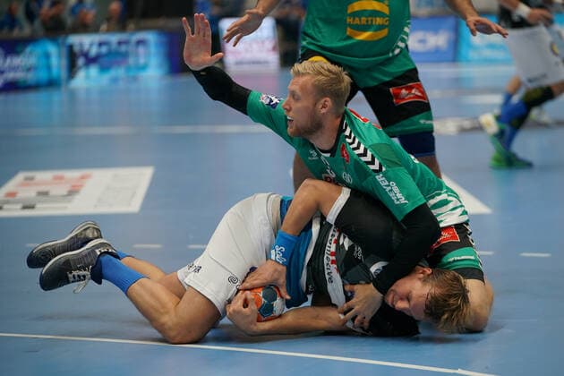 GER, 1 HBL men, Bergischer HC vs TSV GWD Minden 06 10 2019, Klingenhalle, Solingen, GER, 1 HBL men, Bergischer HC vs TSV GWD Minden, in picture shows CHRISTOFFER RAMBO Minden 9 , Max Darj BHC 5 , trying to take the ball away nordphotox xMeuter nph00351