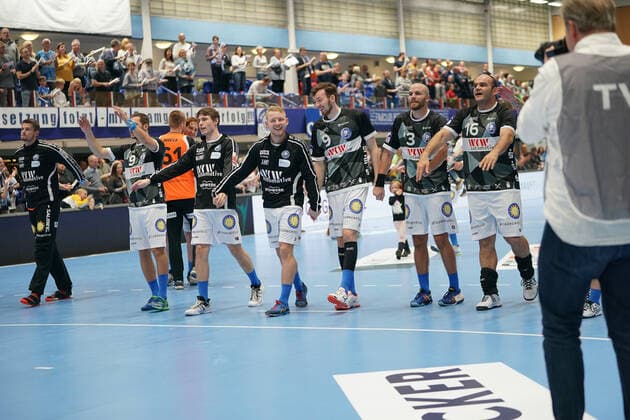 GER, 1 HBL men, Bergischer HC vs TSV GWD Minden 06 10 2019, Klingenhalle, Solingen, GER, 1 HBL men, Bergischer HC vs TSV GWD Minden, in the picture picture shows the players thank the fans nordphotox xMeuter nph00351