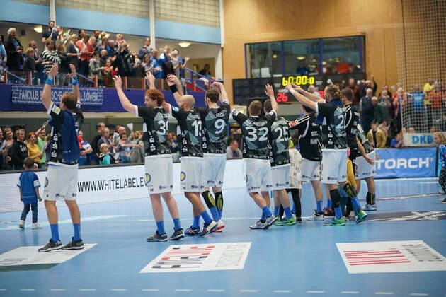 GER, 1 HBL men, Bergischer HC vs TSV GWD Minden 06 10 2019, Klingenhalle, Solingen, GER, 1 HBL men, Bergischer HC vs TSV GWD Minden, in the picture picture shows the players thank the fans nordphotox xMeuter nph00351