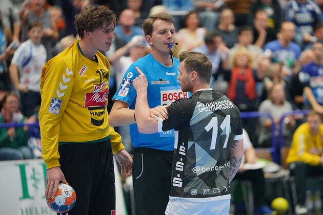 GER, 1 HBL men, Bergischer HC vs. TSV GWD Minden 06 10 2019, Klingenhalle, Solingen, GER, 1 HBL men, Bergischer HC vs. TSV GWD Minden, in picture shows Arnor Thor Gunnarsson BHC 11 , complains to the referee that MALTE SEMISCH goalkeeper Minden 16 , fouled him in the penalty area nordphotox xMeuter nph00351