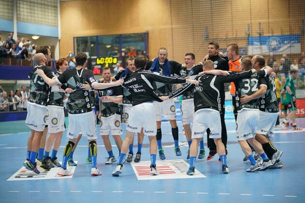 GER, 1 HBL men, Bergischer HC vs. TSV GWD Minden 06 10 2019, Klingenhalle, Solingen, GER, 1 HBL men, Bergischer HC vs. TSV GWD Minden, in the picture picture shows after the deserved victory the players of the BHC celebrate exuberantly nordphotox xMeuter nph00351