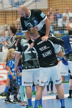 GER, 1 HBL men, Bergischer HC vs TSV GWD Minden 06 10 2019, Klingenhalle, Solingen, GER, 1 HBL men, Bergischer HC vs TSV GWD Minden, in the picture picture shows after the deserved victory celebrate the players of the BHC exuberant Kristian Nippes BHC 13 , nordphotox xMeuter nph00351