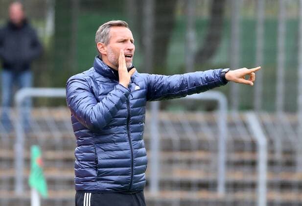 v left coach Timo Wenzel 1 FC Schweinfurt 05 gives instructions, gesticulate, gesticulate with arms, gives instructions, gesticulate, single picture, 06 10 2019, Schweinfurt, football, Regionalliga Bayern, 1 FC Schweinfurt 05 1 FC Nürnberg II xfsx