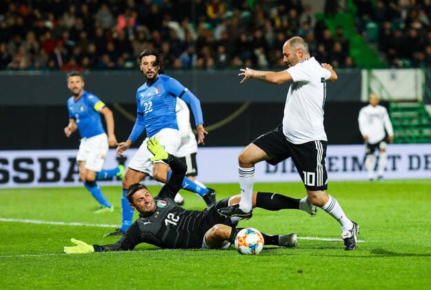 07 10 2019, xmkx, Football Legends, DFB All Stars Azzurri Legends v l Marco Amelia ITA , Oliver Neuville GER DFL DFB REGULATIONS PROHIBIT ANY USE OF PHOTOGRAPHS as IMAGE SEQUENCES and or QUASI VIDEO Fuerth Bayern Deutschland DE