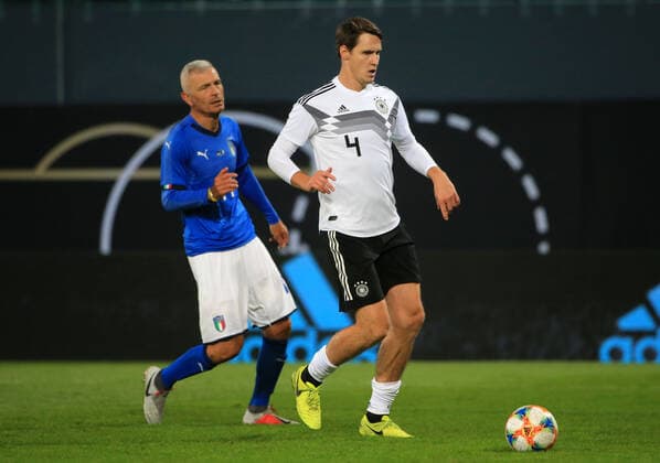 07 10 2019, DFB All Stars vs Azzuri Legends, Sportpark Ronhof Fuerth, football, sport, in picture Fabrizio Ravanelli Azzuri All Stars vs Philipp Wollscheid DFB All Stars