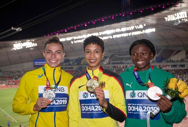 v.l. Maryna Bekh-Romanchuk (UKR 2.Platz), Siegerin Malaika MIHAMBO (Deutschland 1.Platz), Ese Brume (NIG 3.Platz), mit Medaille, Gold, Goldmedaille. Siegerehrung Weitsprung der Frauen, am 06.10.2019 Leichtathletik Weltmeisterschaft 2019 in Doha Katar, vom 27.09. - 10.10.2019. Â *** v l Maryna Bekh Romanchuk UKR 2 place , winner Malaika MIHAMBO Germany 1 place , Ese Brume NIG 3 place , with medal, gold, gold medal award ceremony long jump of women, on 06 10 2019 athletics world championship 2019 in Doha Qatar, from 27 09 10 10 2019 Â