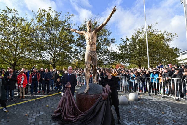 Bilder des Jahres 2019, Sport 10 Oktober Sport Themen der Woche KW41 Sport Bilder des Tages 191008 Hakan Sjöstrand, General Secretary of the Swedish Football Association, and Katrin Stjernfeldt Jammeh, Chairwoman Malmö City Council reveals the statue of Zlatan Ibrahimovic Stadiontorget on October 8, 2019 in Malmö. Photo: Petter Arvidson BILDBYRAN kod PA 92363 bbeng fotboll football soccer Zlatan Ibrahimovic staty Statue *** 191008 Hakan Sjöstrand, General Secretary of the Swedish Football Association, and Katrin Stjernfeldt Jammeh, Chairwoman Malmö City Council reveals the statue of Zlatan Ibrahimovic Stadiontorget on October 8, 2019 in Malmö Photo Petter Arvidson BILDBYRAN code PA 92363,  Copyright: PETTERxARVIDSON BB191008PA053