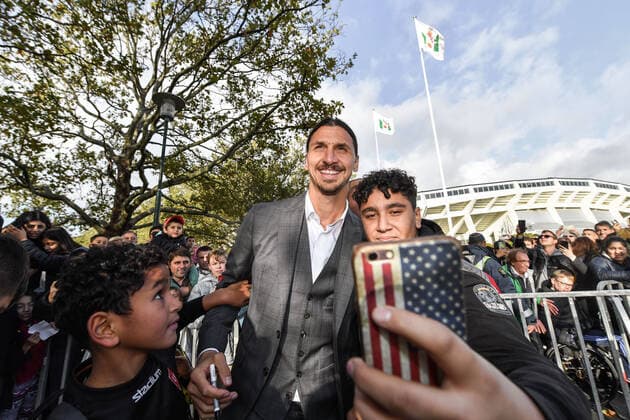 191008 Zlatan Ibrahimovic takes selfies with young supporters after the revealing ceremony of his statue at Stadiontorget on October 8, 2019 in Malmö Photo Petter Arvidson BILDBYRAN kod PA 92363 bbeng fotboll football soccer Zlatan Ibrahimovic staty Statue publik barn,  Copyright: PETTERxARVIDSON BB191008PA067