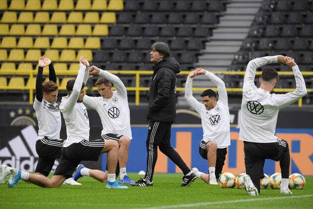08 10 2019, football, final training German national football team in Signal Iduna Park Dortmund, national coach Joachim Loew, Joachim Löw Germany , mi , with the players Team2