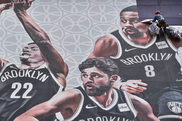 SHANGHAI, CHINA - OCTOBER 09: A worker removes a large poster from a building ahead of NBA, Basketball Herren, USA Shanghai Game 2019 between Brooklyn Nets and Los Angeles Lakers at the Lujiazui Zhengda Plaza on October 9, 2019 in Shanghai, China.  Copyright: xVCGx CFP111253708258 