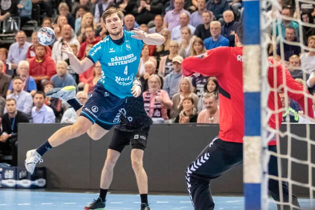 SG Flensburg Handewitt vs. HC PPD Zagreb, Handball, VELUX EHF Champions League Group Phase, Flensburg 09 10 19 Johannes Golla SG Flensburg Handewitt, 04 vs. Radivoje Ristanovic HC PPD Zagreb, 01 Copyright: xBEAUTIFULxSPORTS MarioxM.xKobergx