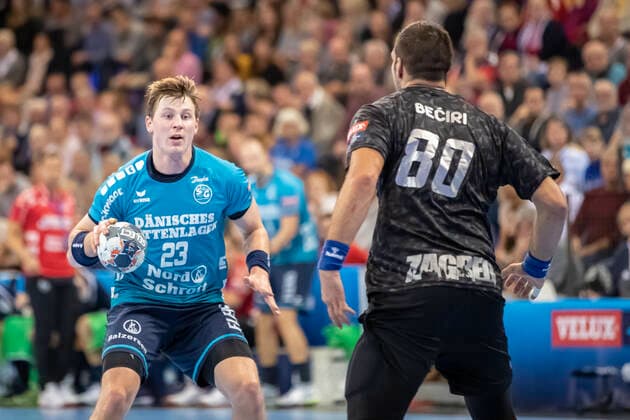 SG Flensburg Handewitt vs. HC PPD Zagreb, Handball, VELUX EHF Champions League Group Phase, Flensburg 09 10 19 Goran Soegard Johannsessen SG Flensburg Handewitt, 23 against Kristian Beciri HC PPD Zagreb, 80 Copyright: xBEAUTIFULxSPORTS MarioxM.xKobergx