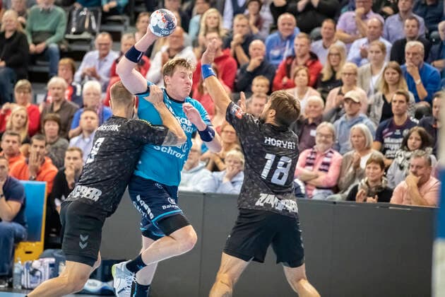 SG Flensburg Handewitt vs. HC PPD Zagreb, Handball, VELUX EHF Champions League Group Phase, Flensburg 09 10 19 Goran Soegard Johannsessen SG Flensburg Handewitt, 23 against Tin Kontrec HC PPD Zagreb, 09 and Zlatko Horvat HC PPD Zagreb, 18 Copyright: xBEAUTIFULxSPORTS MarioxM.xKobergx