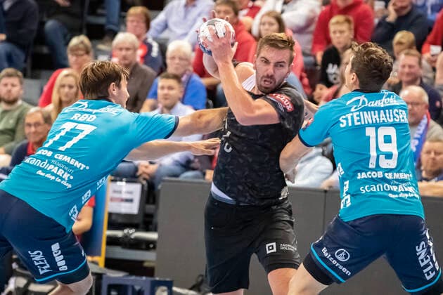 SG Flensburg Handewitt vs. HC PPD Zagreb, Handball, VELUX EHF Champions League Group Phase, Flensburg 09 10 19 Matej Hrstic HC PPD Zagreb, 44 against Magnus Roed SG Flensburg Handewitt, 77 and Marius Steinhauser SG Flensburg Handewitt, 19 Copyright: xBEAUTIFULxSPORTS MarioxM.xKobergx