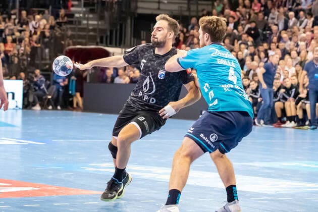 SG Flensburg Handewitt vs. HC PPD Zagreb, Handball, VELUX EHF Champions League Group Phase, Flensburg 09 10 19 Luka Mrakovcic HC PPD Zagreb, 05 against Johannes Golla SG Flensburg Handewitt, 04 Copyright: xBEAUTIFULxSPORTS MarioxM.xKobergx