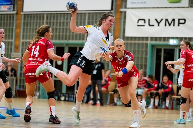 Bietigheim, Germany 09 October 2019 HBF 19 20 SG BBM Bietigheim vs 1 FSV Mainz 05 v li Karolina Kudlacz Gloc Bietigheim , Alicia Soffel FSV Mainz , Kim Naidzinavicius Bietigheim Bietigheim Bissingen Halle am Viadukt Baden Württemberg Germany