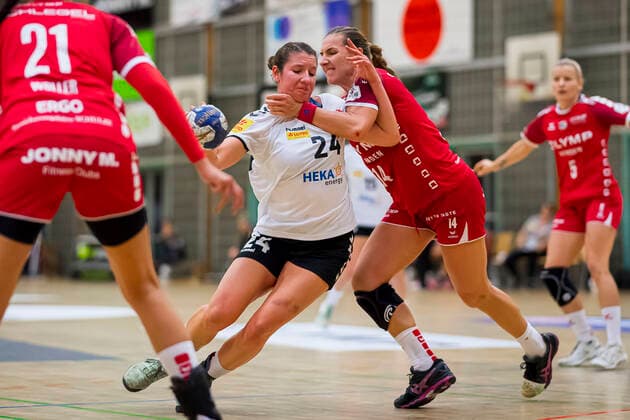 Bietigheim, Germany 09 October 2019 HBF 19 20 SG BBM Bietigheim vs 1 FSV Mainz 05 v left in the duel Elisa Burkholder FSV Mainz and Karolina Kudlacz Gloc Bietigheim Bietigheim Bissingen Halle am Viadukt Baden Württemberg Germany