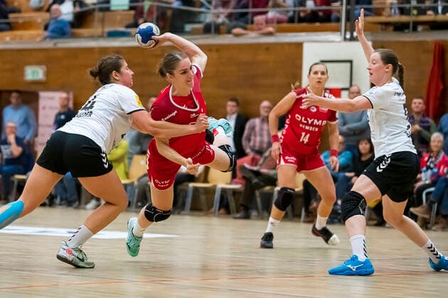 Bietigheim, Germany 09 October 2019 HBF 19 20 SG BBM Bietigheim vs 1 FSV Mainz 05 v left in the duel Elisa Burkholder FSV Mainz , Laura van der Heijden Bietigheim , Janka Bauer FSV Mainz am Kreis Bietigheim Bissingen Halle am Viadukt Baden Württemberg Germany
