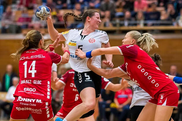 Bietigheim, Germany 09 October 2019 HBF 19 20 SG BBM Bietigheim vs 1 FSV Mainz 05 v left in duel Karolina Kudlacz Gloc Bietigheim and Janka Bauer FSV Mainz , Kim Naidzinavicius Bietigheim Bietigheim Bissingen Halle am Viadukt Baden Württemberg Germany