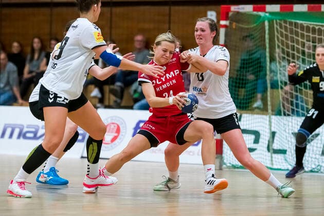 Bietigheim, Germany 09 October 2019 HBF 19 20 SG BBM Bietigheim vs 1 FSV Mainz 05 v left in the duel Kim Braun Bietigheim and Alicia Soffel FSV Mainz Bietigheim Bissingen Halle am Viadukt Baden Württemberg Germany