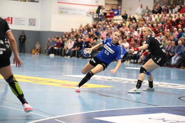 Silje Brons Petersen HSG Blomberg Lippe 23 against Hildigunnur Einarsdottir TSV Bayer 04 Leverkusen 18 right GER, Handball, 1 Bundesliga Women, HSG Blomberg Lippe against TSV Bayer 04 Leverkusen, 09 10 2019 Blomberg Copyright: xEIBNER JanxStrohdiekx EP_JSK