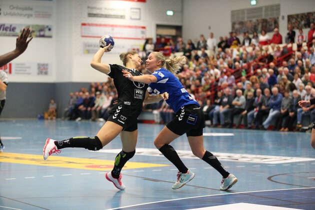 Civilian Jurgutyte TSV Bayer 04 Leverkusen 3 against Kamila Kordovska HSG Blomberg Lippe 11 right GER, Handball, 1 Bundesliga Women, HSG Blomberg Lippe against TSV Bayer 04 Leverkusen, 09 10 2019 Blomberg Copyright: xEIBNER JanxStrohdiekx EP_JSK