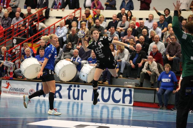 Joanna Rode TSV Bayer 04 Leverkusen 34 past Kamila Kordovska HSG Blomberg Lippe 11 left GER, Handball, 1 Bundesliga Women, HSG Blomberg Lippe against TSV Bayer 04 Leverkusen, 09 10 2019 Blomberg Copyright: xEIBNER JanxStrohdiekx EP_JSK
