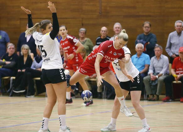 Bietigheim , Handball Bundesliga , SG BBM Bietigheim vs FSV Mainz 05 , from left Larissa Platen Mainz Antje Lauenroth BBM