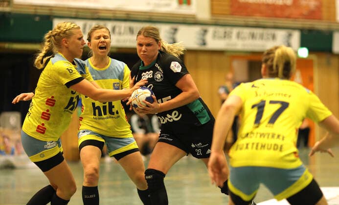 Photo Myrthe Schoenaker Oldenburg throws against Christina Haurum Handball 1 Bundesliga Women, Wed 09 10 2019 BSV Buxtehude Oldenburg
