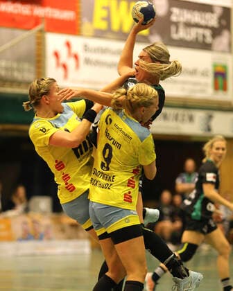 Photo Myrthe Schoenaker Oldenburg scoring against Friederike Gubernatis and Christina Haurum Handball 1 Bundesliga Women , on Wed 09 10 2019 BSV Buxtehude Oldenburg
