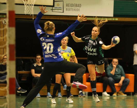 Photo Jenny Behrend Oldenburg throws against goalkeeper Katharina Filter Handball 1 Bundesliga Women , on Wed 09 10 2019 BSV Buxtehude Oldenburg